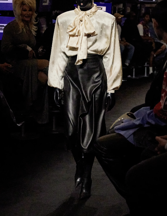 字母圈恋物癖“狂喜”：巴黎世家最新秀场给每一个超模都穿上了套头胶衣